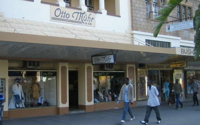 Bergipfel und blauer Himmer